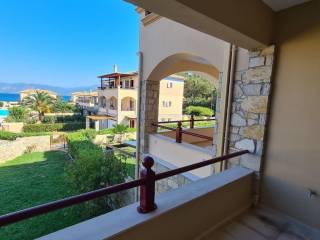 OLO TO SYGKROTEMA ME TIS PISINES BRISKETAI MPROSTA