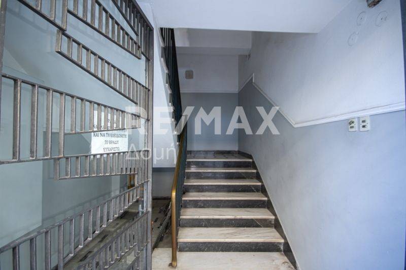 εισοδος πολυκατοικιας