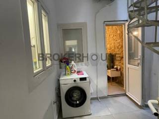 Κοινόχρηστος χώρος με εσωτερική σκάλα που οδηγεί στην ταράτσ