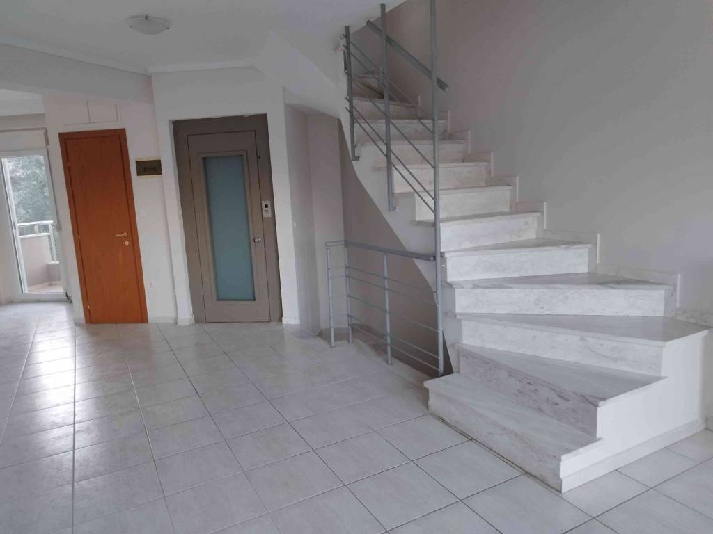 1 ος σαλονι σκάλες προς 2 ο