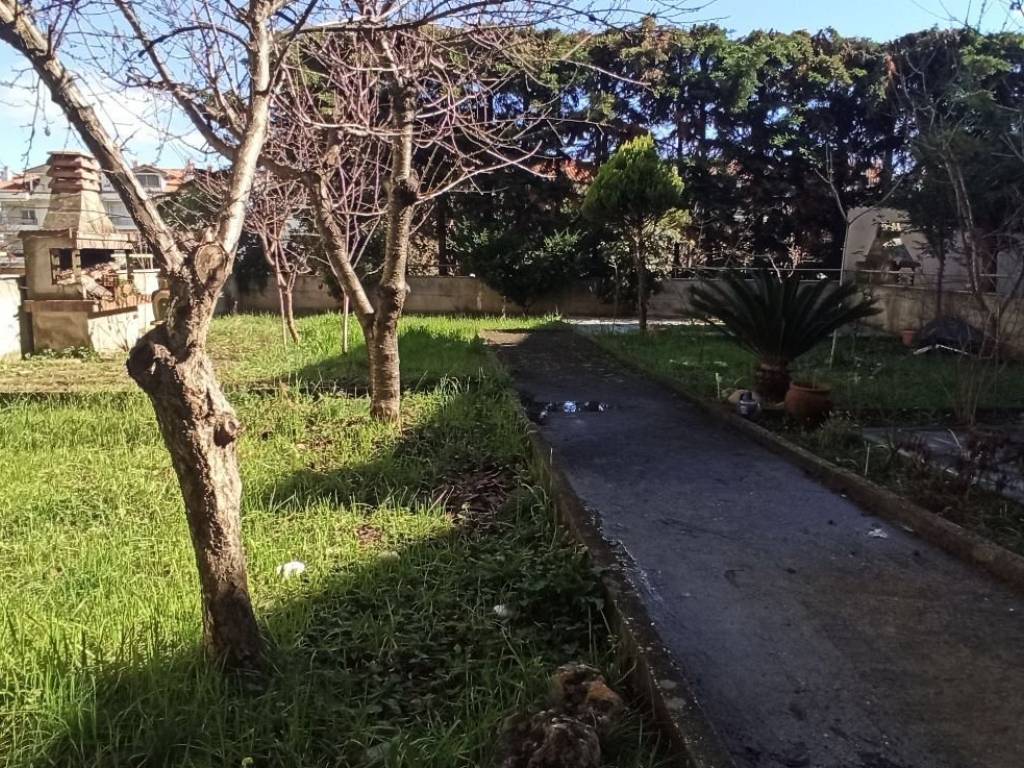 Γκαρσονιέρα προς πώληση στο Λιτόχωρο - κήπος