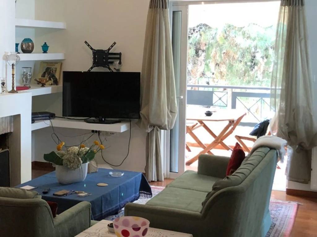 Second floor apartment of 85 sq m.