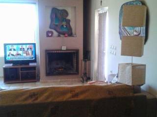saloni me tzaki- living room with fireplace