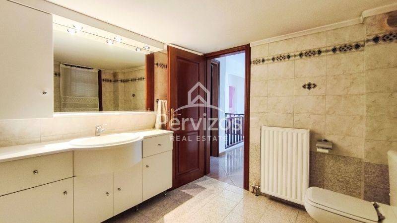 Μπάνιο,Όροφος