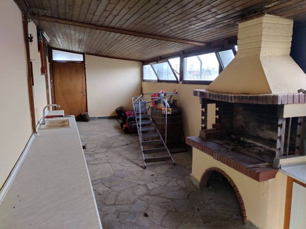 2η  ΕΞΩΤΕΡΙΚΗ ΚΟΥΖΙΝΑ ΜΕ ΨΗΣΤΑΡΙΑ