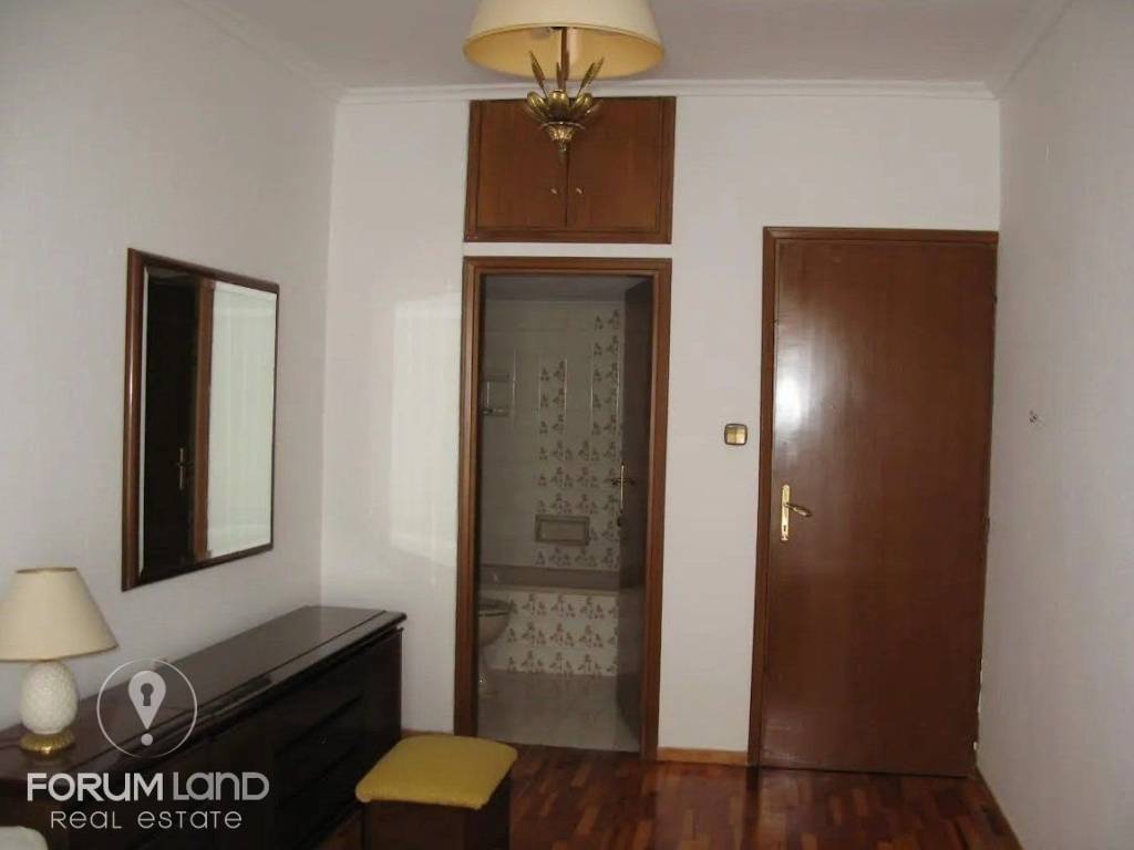 Forumland Real Estate, Χωλ