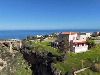 Aproskopte thea sto Kretiko pelagos apo to mpalkoni