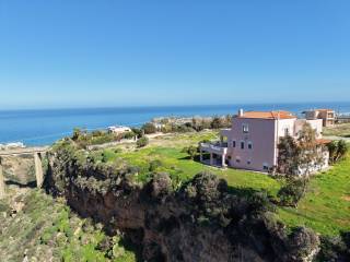 Monterna prosopse polyteloys katoikias sten Krete