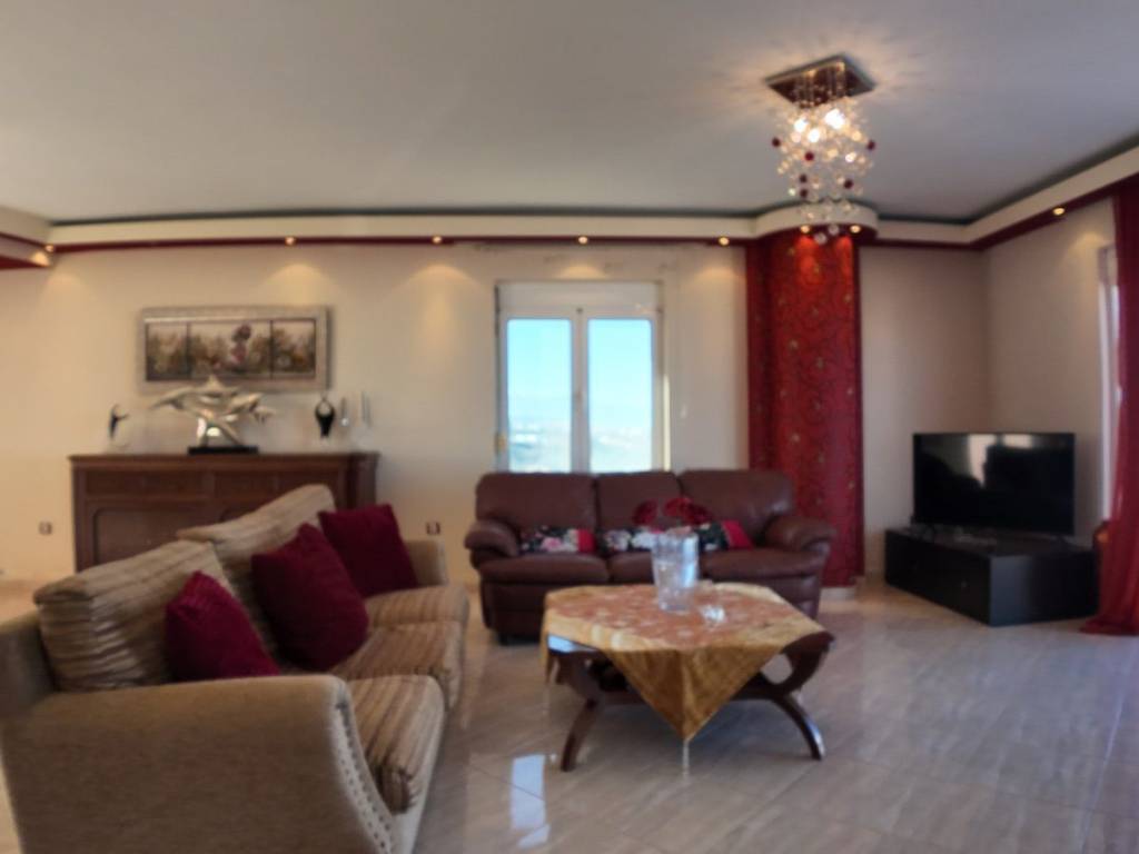 Eyrychoro saloni me monterna diakosmese kai physiko phos