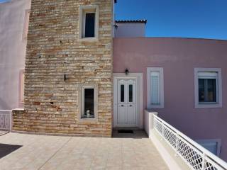 Epibletike eisodos me petrine ependyse