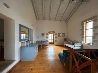 Esoteriko saloni me emphane petra kai xylina dokaria