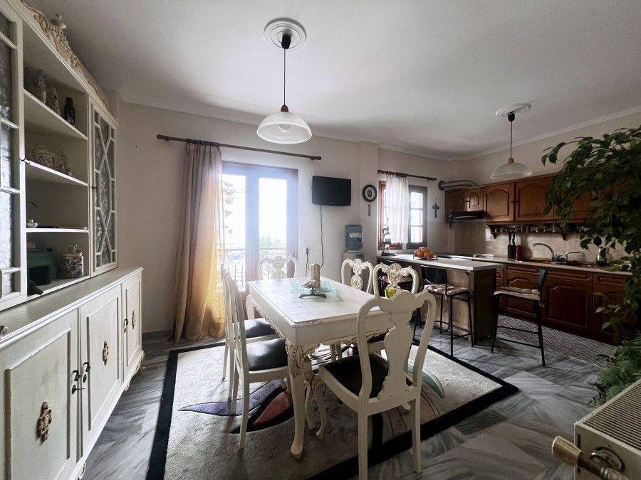 Κουζίνα &amp; τραπεζαρία.