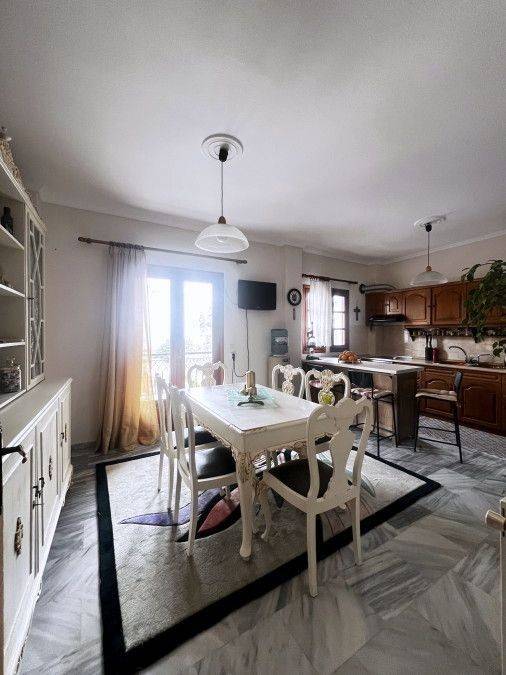 Κουζίνα &amp; τραπεζαρία.