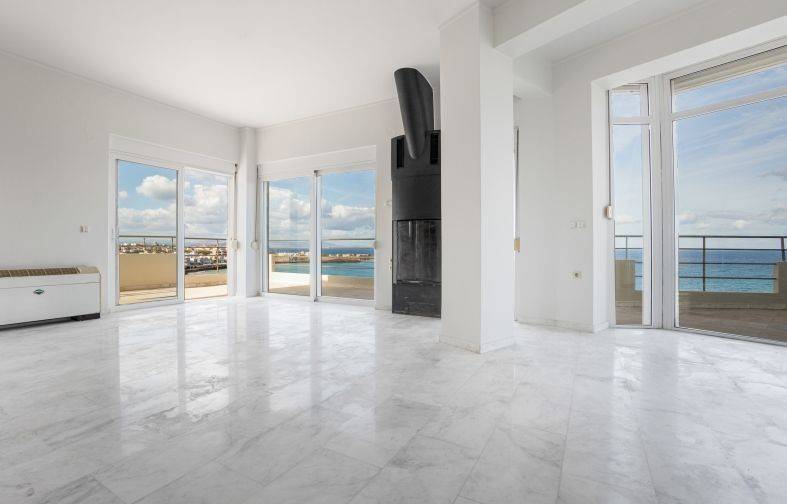 Ευρύχωρο και φωτεινό σαλόνι με τζάκι