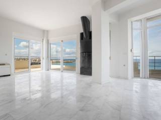 Ευρύχωρο και φωτεινό σαλόνι με τζάκι