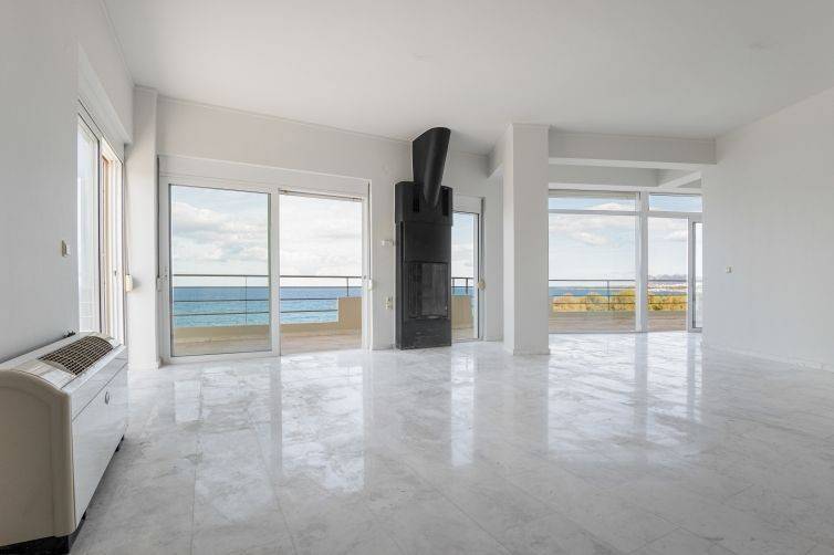 Ευρύχωρο και φωτεινό σαλόνι με τζάκι