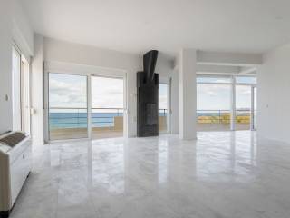 Ευρύχωρο και φωτεινό σαλόνι με τζάκι