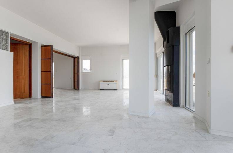 Ευρύχωρο και φωτεινό σαλόνι με τζάκι