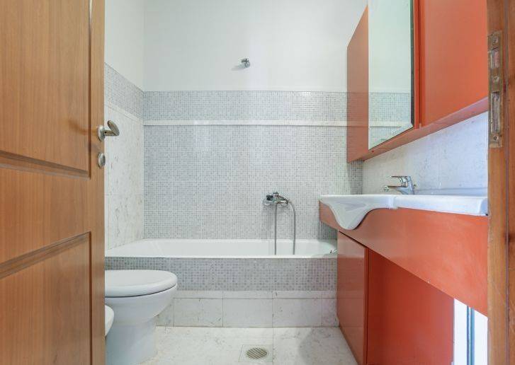 1 μπάνιο με μπανιέρα και ντουζιέρα