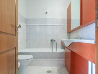 1 μπάνιο με μπανιέρα και ντουζιέρα