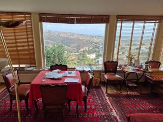 Domatio grapheio me exairetike thea