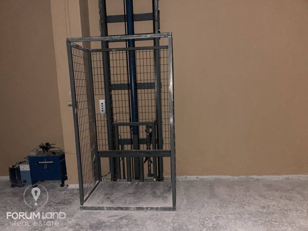 Forumland Real Estate, Ανελκυστήρας