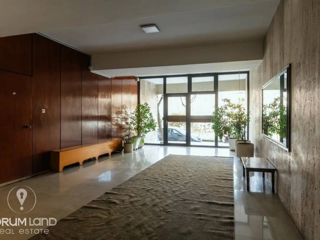 Forumland Real Estate, Είσοδος