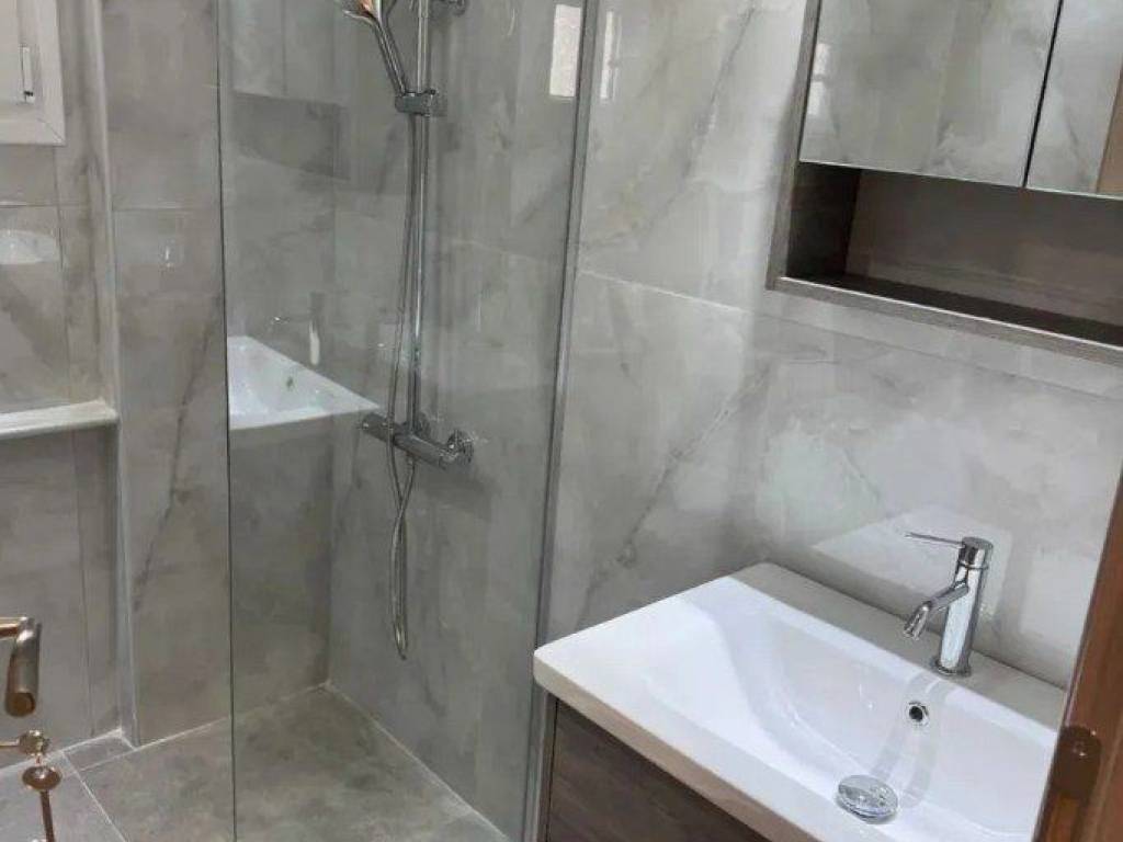 Forumland Real Estate, Μπάνιο