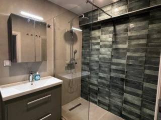 Forumland Real Estate, Μπάνιο