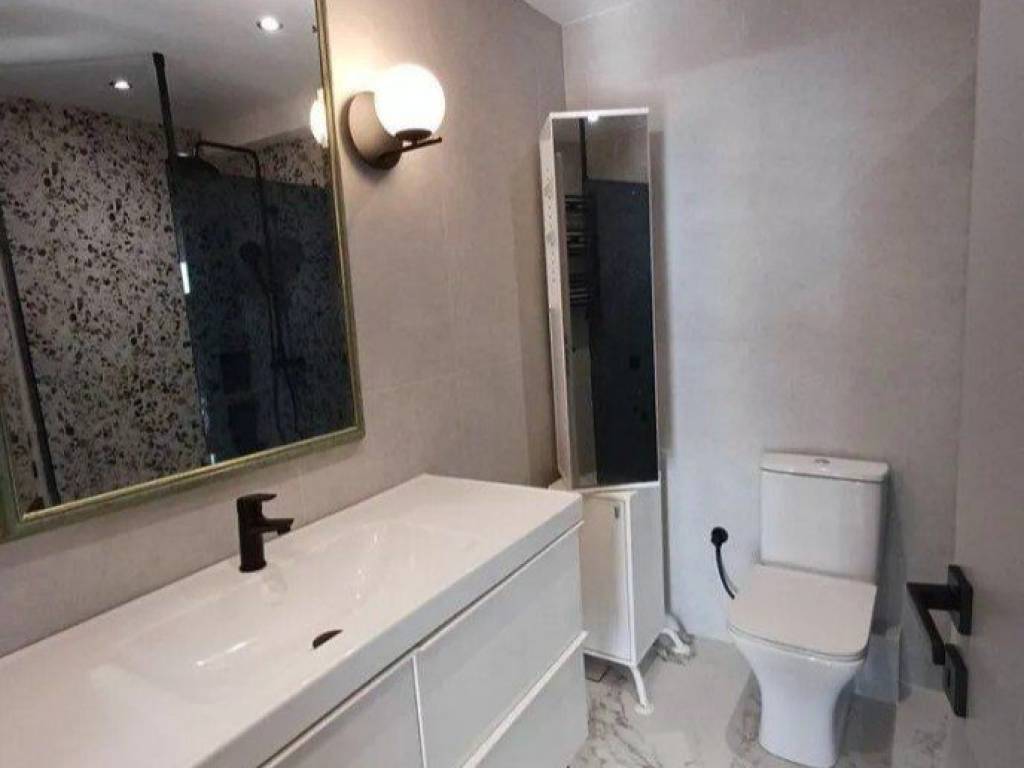 Forumland Real Estate, Μπάνιο