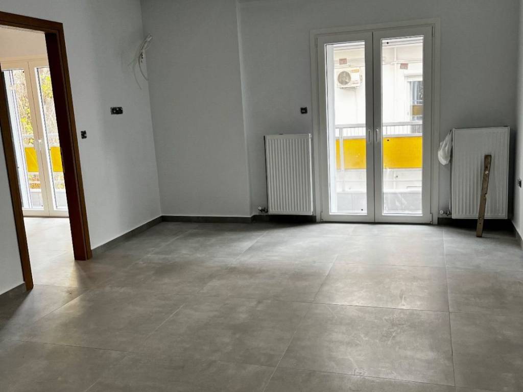 Σαλόνι και αριστερά το υπνοδωμάτιο