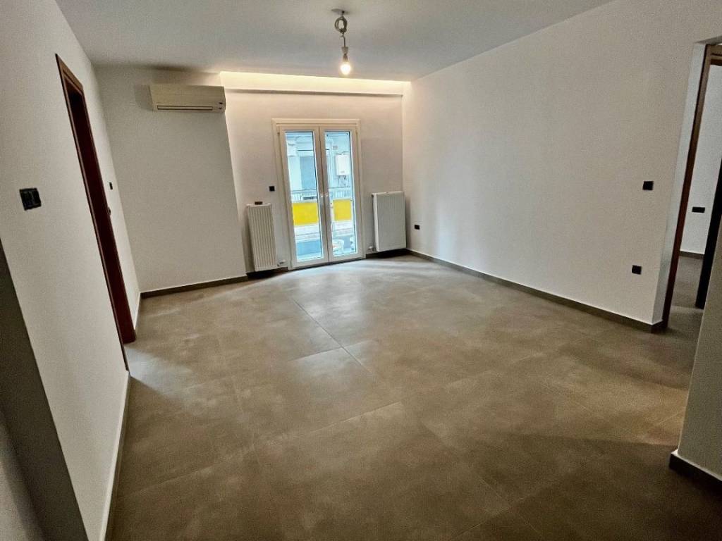 Σαλόνι όπως φαίνεται από τον χώρο της κουζίνας