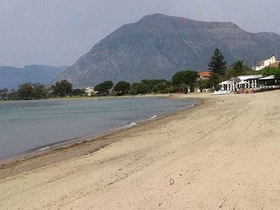 PARALIA STO ANTIRRIO