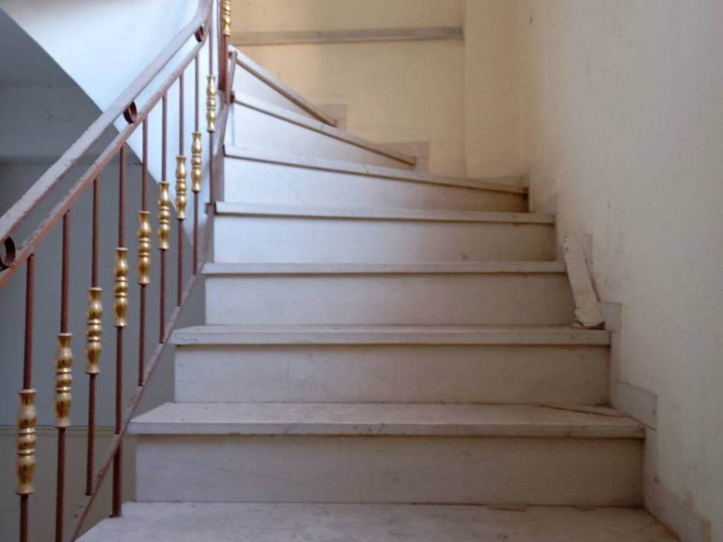 κλιμακοστάσιο προς διαμέρισμα