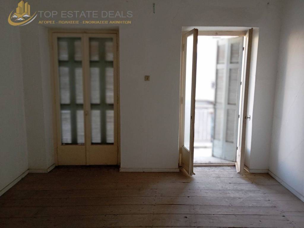 δωμάτιο -σαλόνι - ξύλινα πατώματα