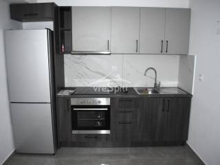 ΑΠΟΨΗ ΧΩΡΟΥ ΚΟΥΖΙΝΑΣ ΜΕ ΣΥΣΚΕΥΕΣ