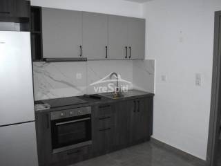 ΑΠΟΨΗ ΧΩΡΟΥ ΚΟΥΖΙΝΑΣ ΜΕ ΣΥΣΚΕΥΕΣ