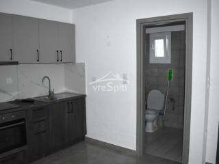 ΑΠΟΨΗ ΧΩΡΟΥ ΚΟΥΖΙΝΑΣ ΜΕ ΣΥΣΚΕΥΕΣ-ΛΟΥΤΡΟ