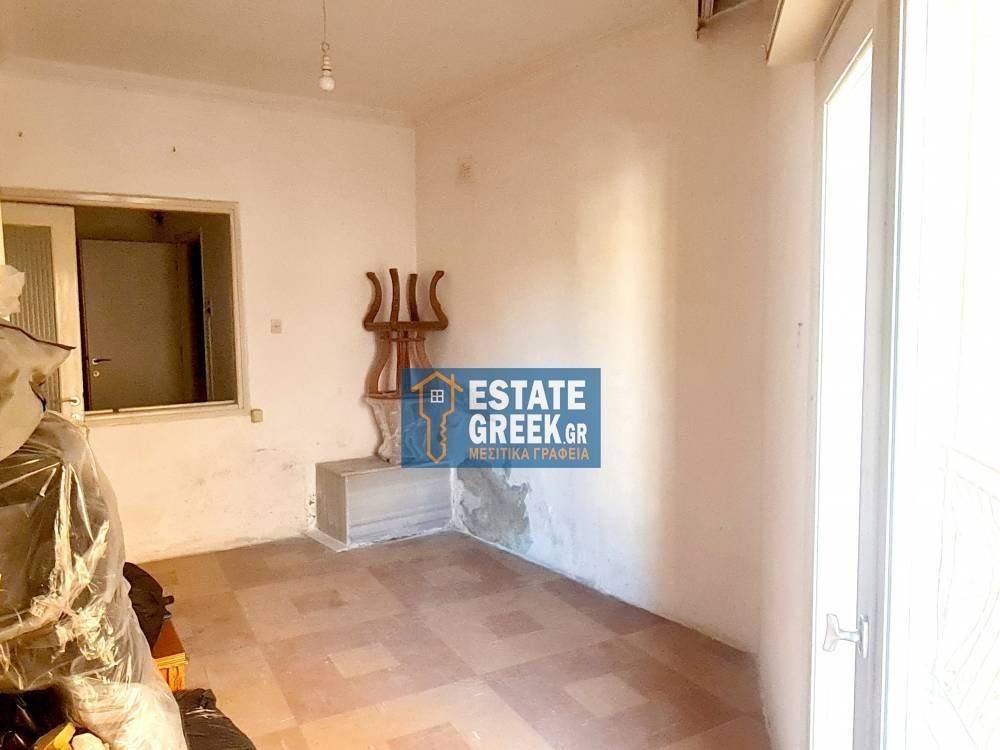 Γκαρσονιέρα 42τ.μ. με πρόσοψη 3μ. σε ημιώροφο χωρίς θέρμανση