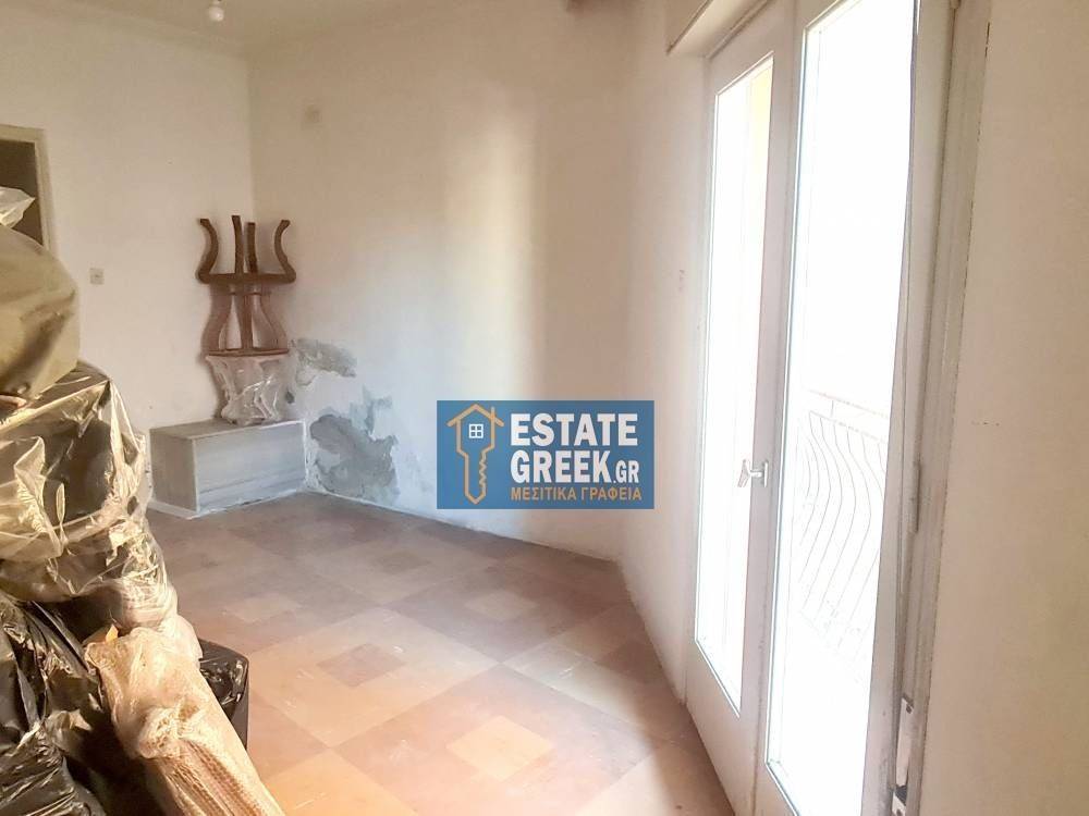 Γκαρσονιέρα 42τ.μ. με πρόσοψη 3μ. σε ημιώροφο χωρίς θέρμανση