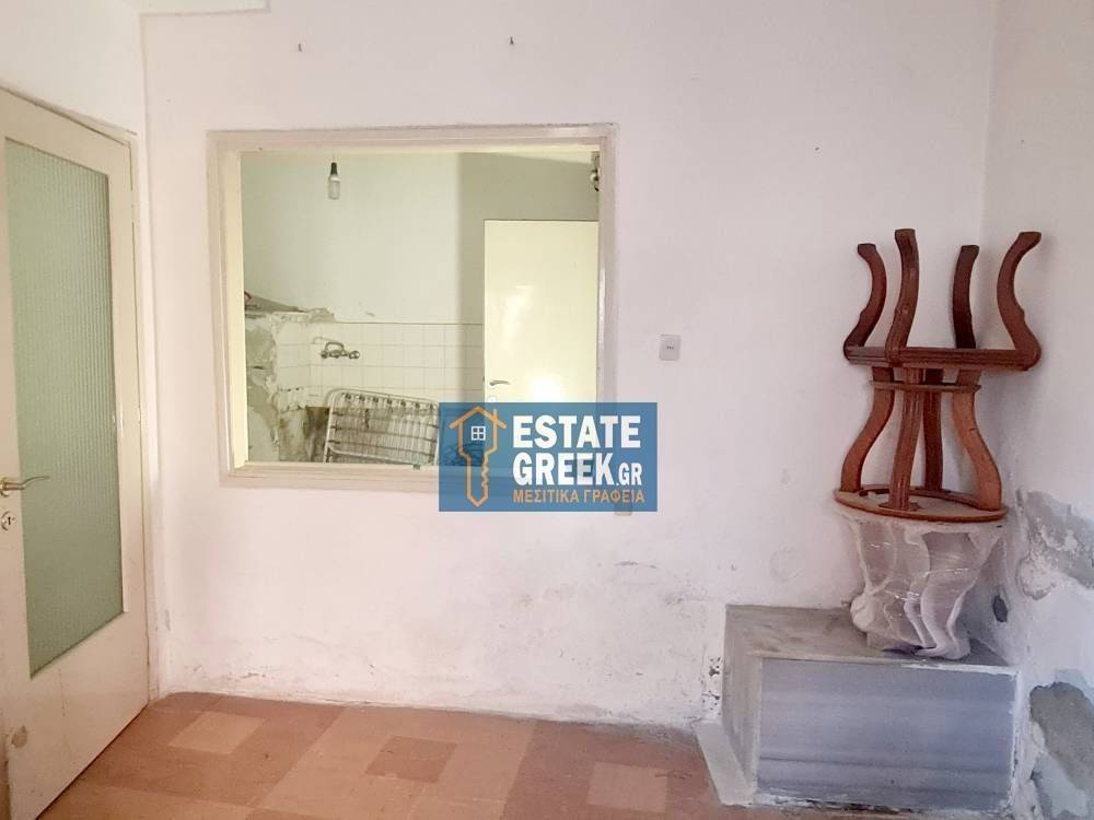 Γκαρσονιέρα 42τ.μ. με πρόσοψη 3μ. σε ημιώροφο χωρίς θέρμανση