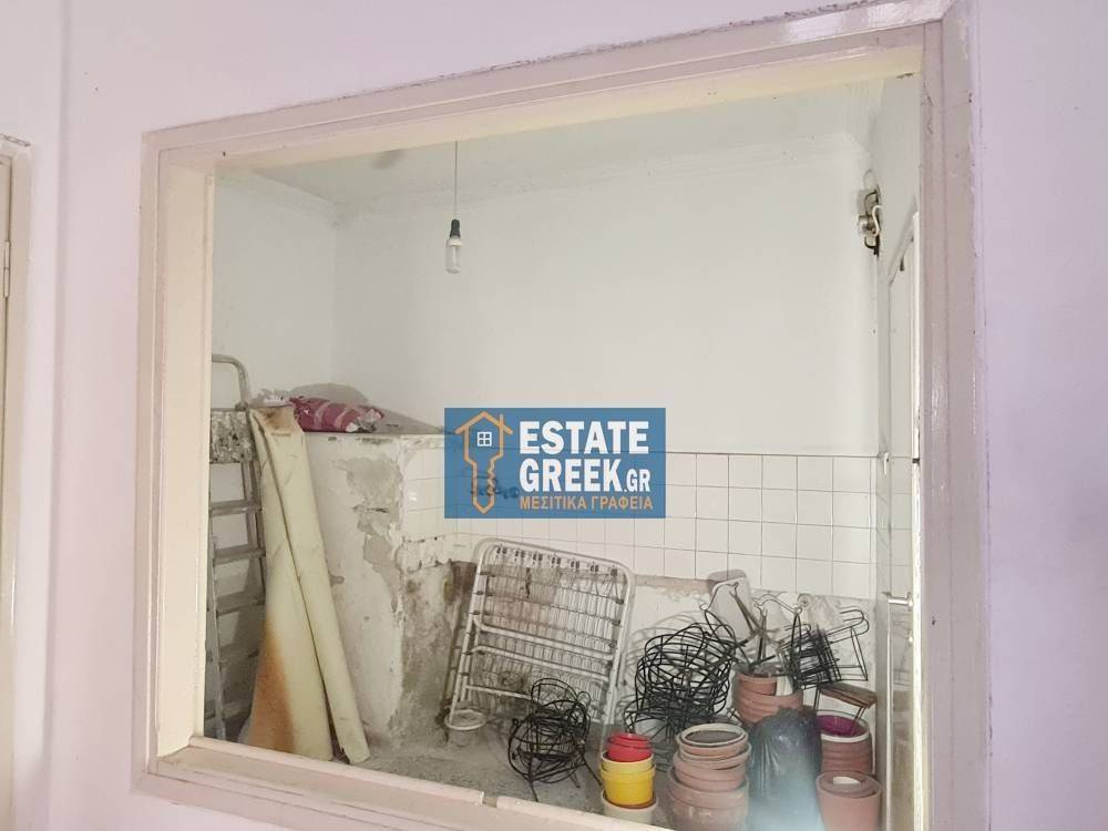 Γκαρσονιέρα 42τ.μ. με πρόσοψη 3μ. σε ημιώροφο χωρίς θέρμανση