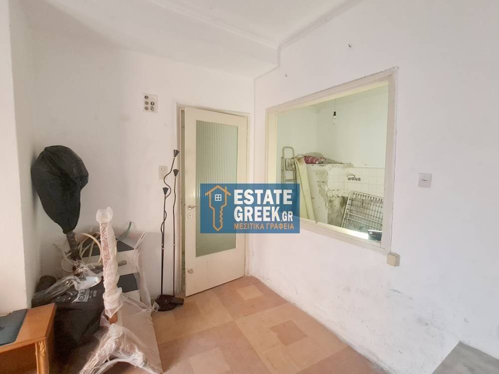 Γκαρσονιέρα 42τ.μ. με πρόσοψη 3μ. σε ημιώροφο χωρίς θέρμανση