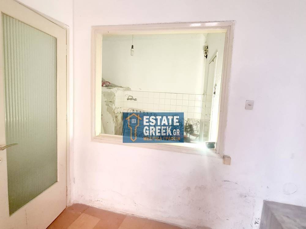 Γκαρσονιέρα 42τ.μ. με πρόσοψη 3μ. σε ημιώροφο χωρίς θέρμανση