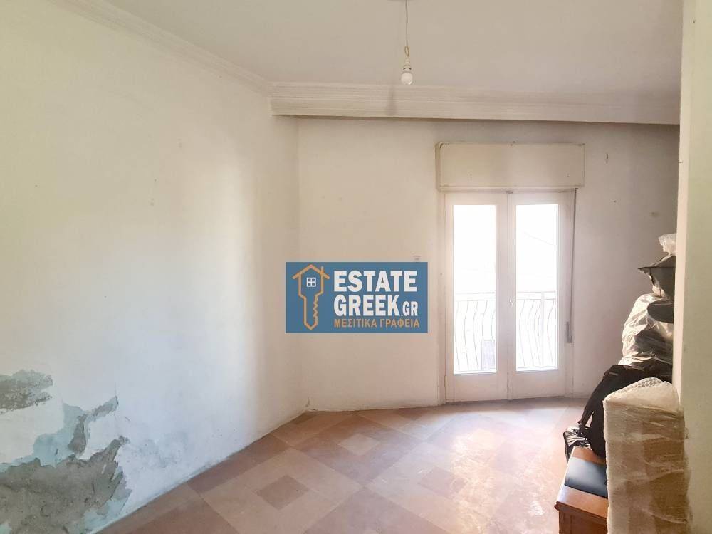 Γκαρσονιέρα 42τ.μ. με πρόσοψη 3μ. σε ημιώροφο χωρίς θέρμανση