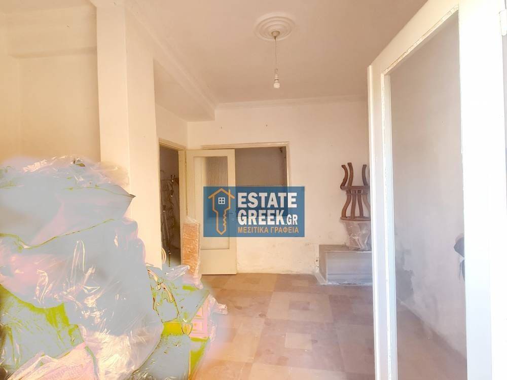 Γκαρσονιέρα 42τ.μ. με πρόσοψη 3μ. σε ημιώροφο χωρίς θέρμανση