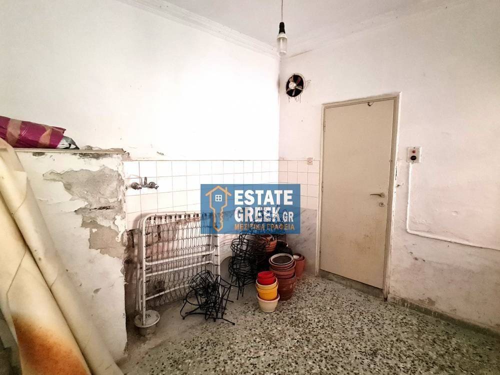 Γκαρσονιέρα 42τ.μ. με πρόσοψη 3μ. σε ημιώροφο χωρίς θέρμανση