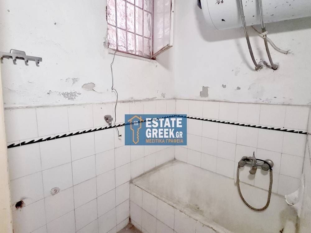 Γκαρσονιέρα 42τ.μ. με πρόσοψη 3μ. σε ημιώροφο χωρίς θέρμανση