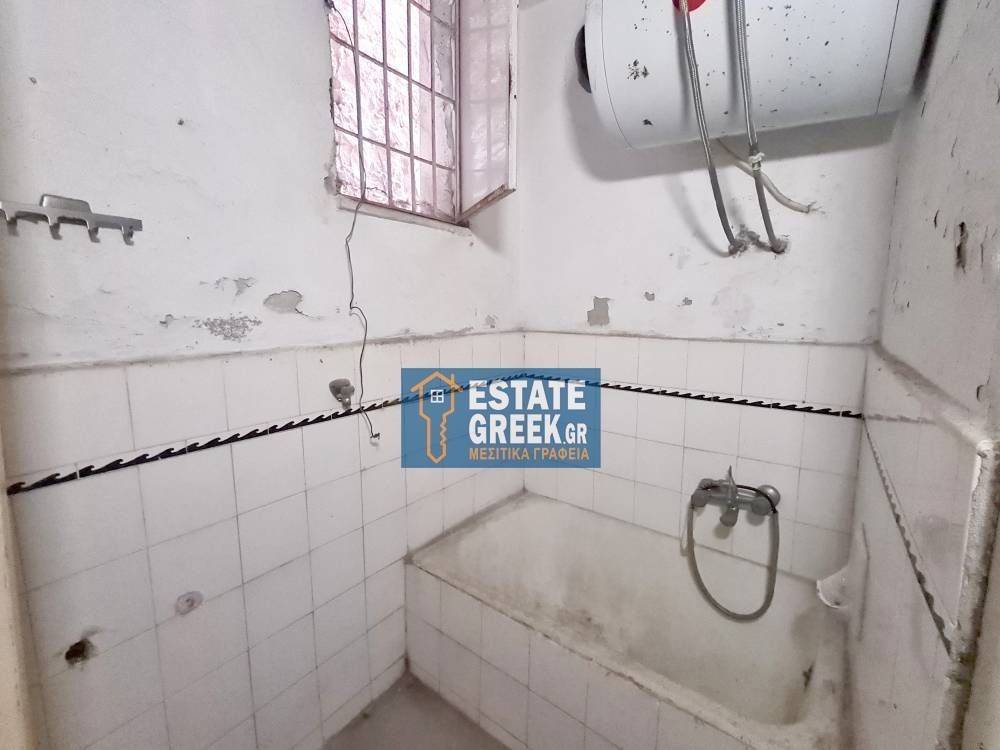 Γκαρσονιέρα 42τ.μ. με πρόσοψη 3μ. σε ημιώροφο χωρίς θέρμανση