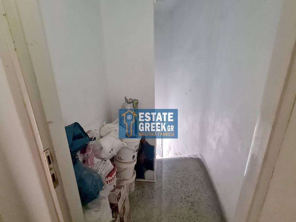 Γκαρσονιέρα 42τ.μ. με πρόσοψη 3μ. σε ημιώροφο χωρίς θέρμανση